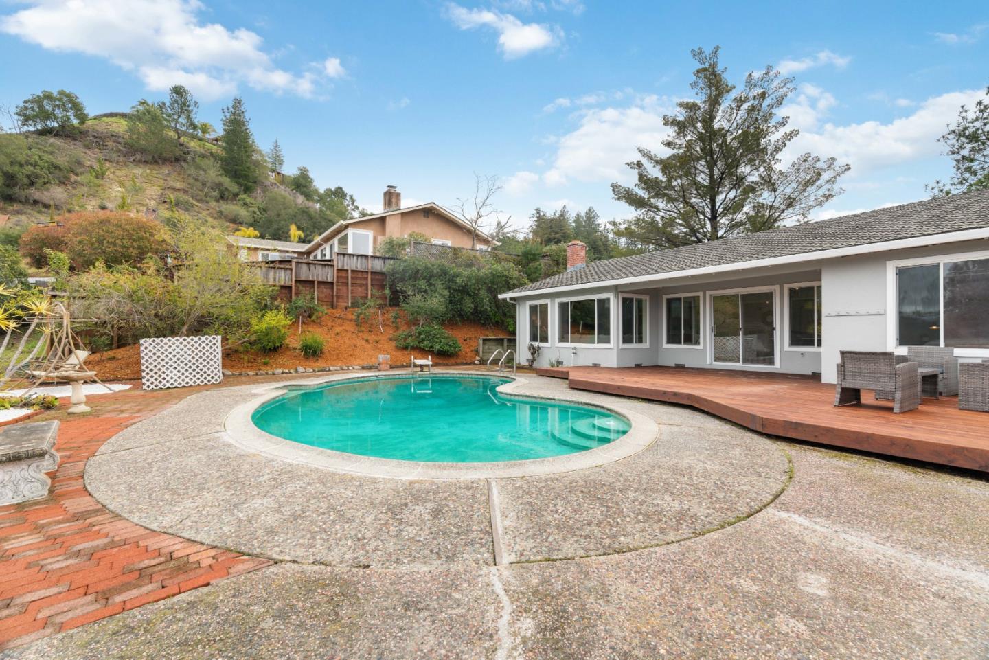 895 Whispering Pines DR