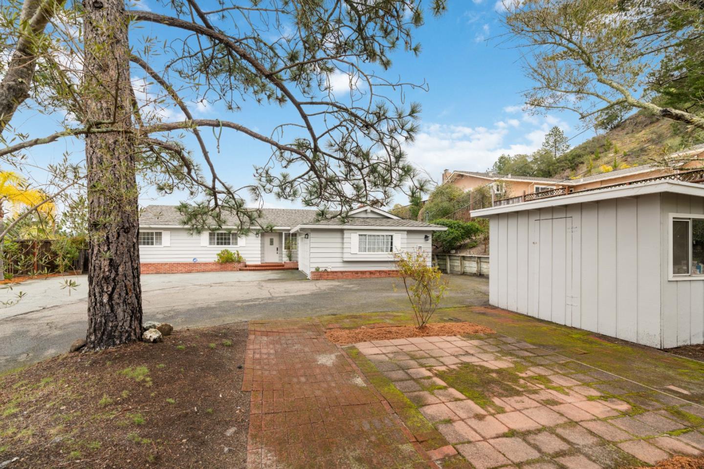 895 Whispering Pines DR