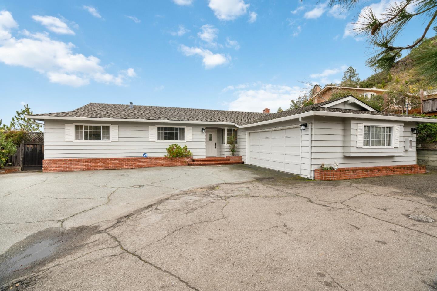 895 Whispering Pines DR