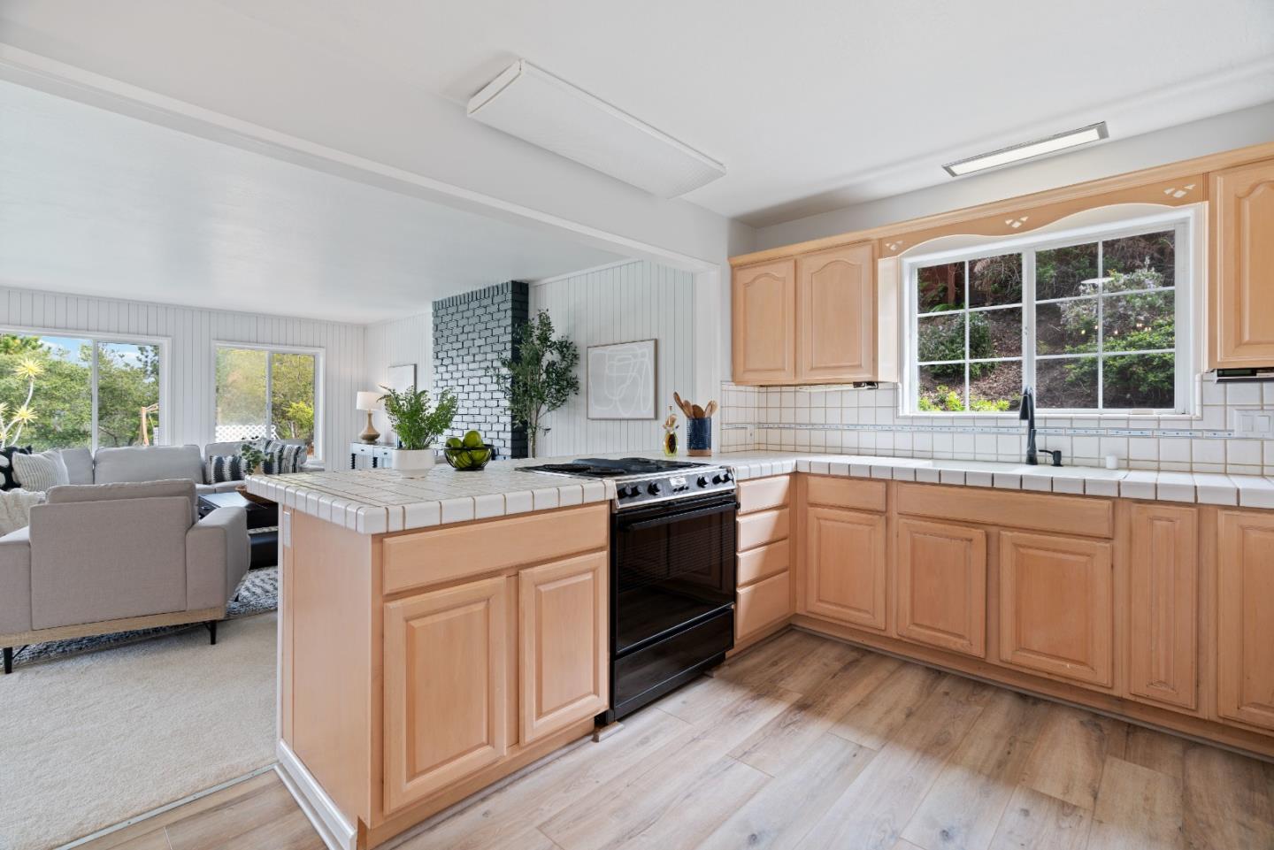 895 Whispering Pines DR