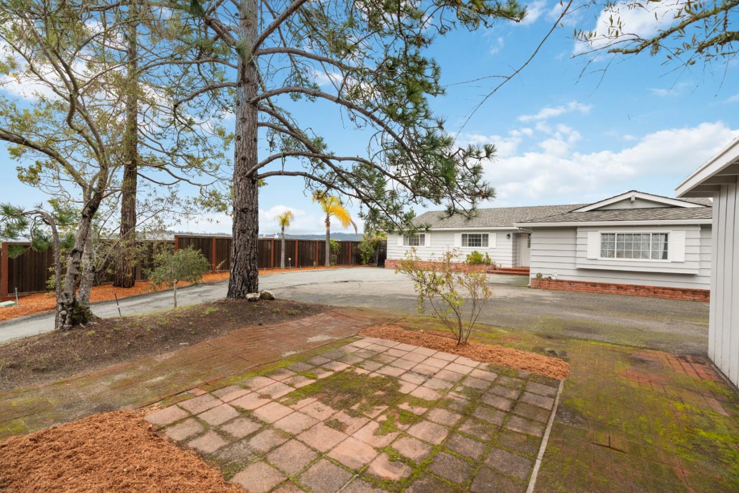 895 Whispering Pines DR