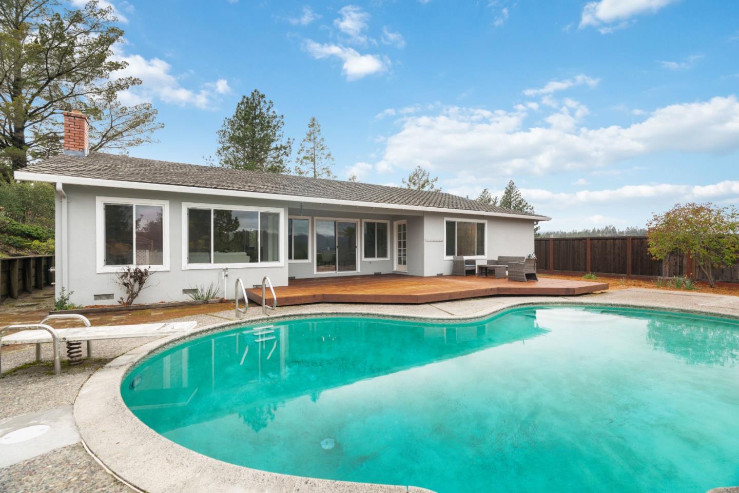 895 Whispering Pines DR