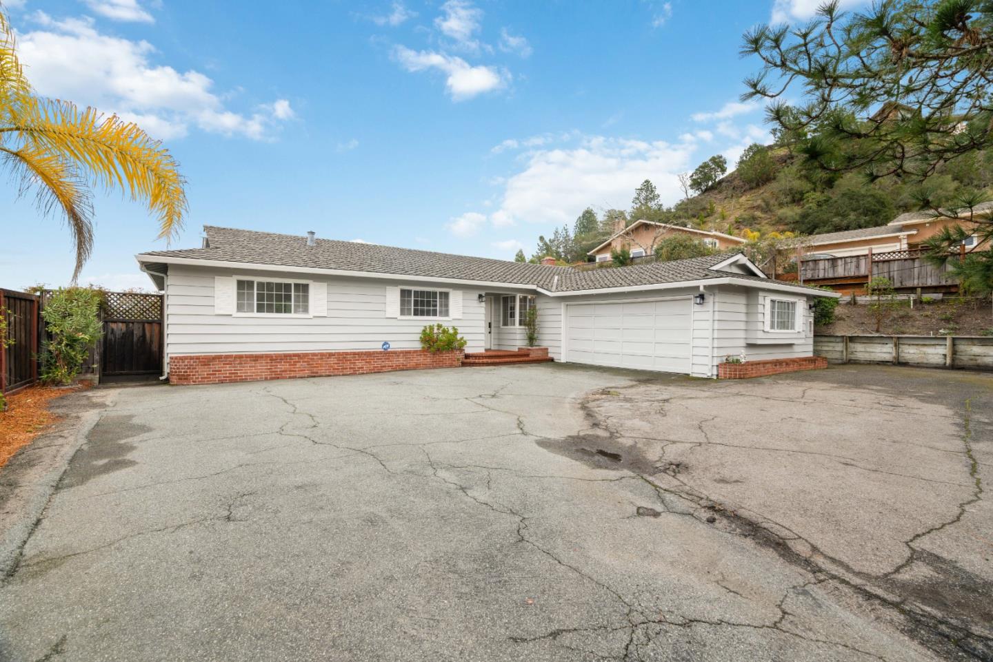 895 Whispering Pines DR
