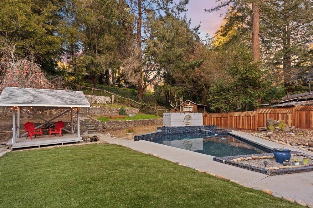 564 Hillcrest DR
