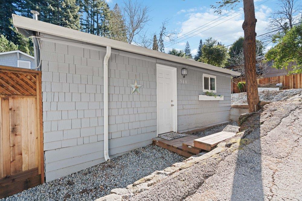 564 Hillcrest DR