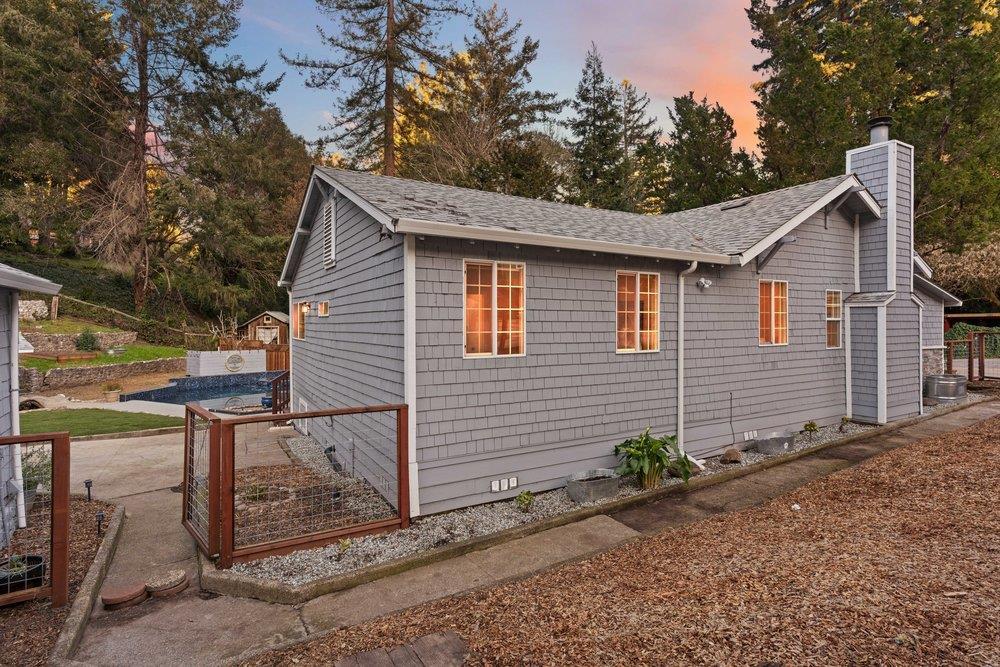 564 Hillcrest DR