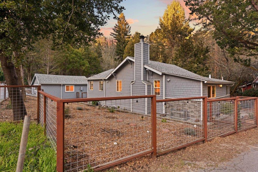564 Hillcrest DR
