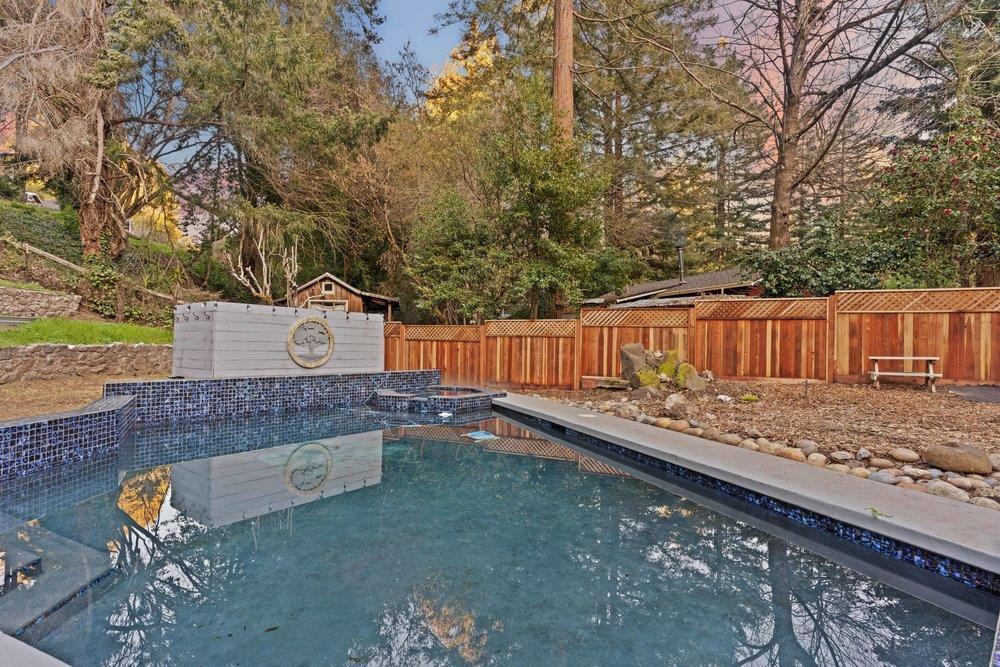 564 Hillcrest DR