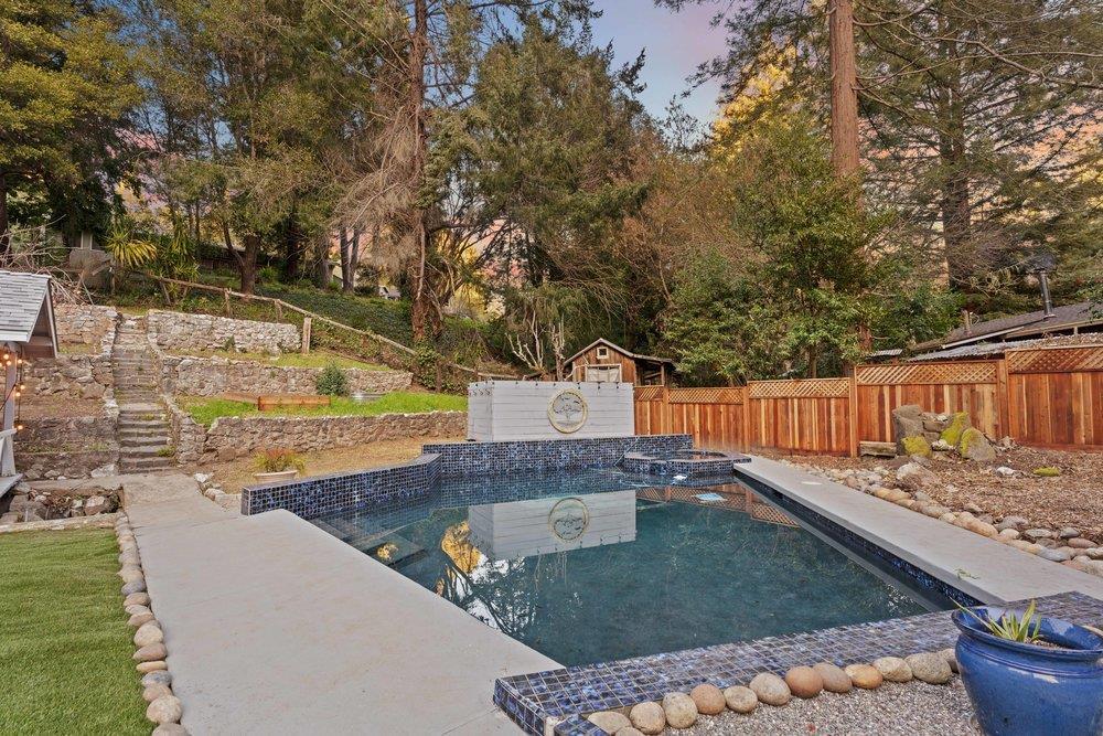 564 Hillcrest DR