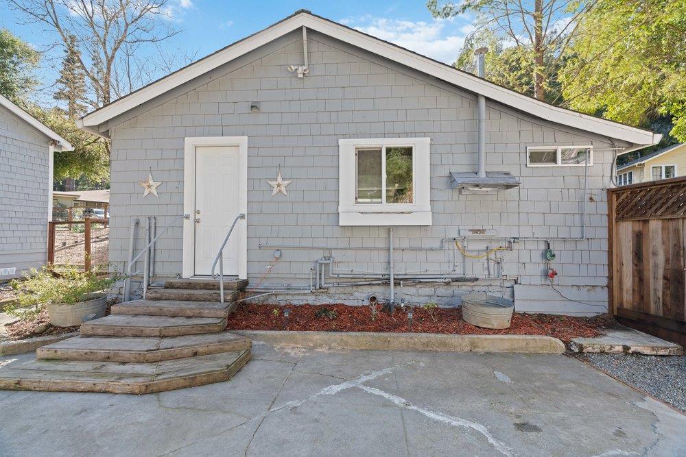 564 Hillcrest DR