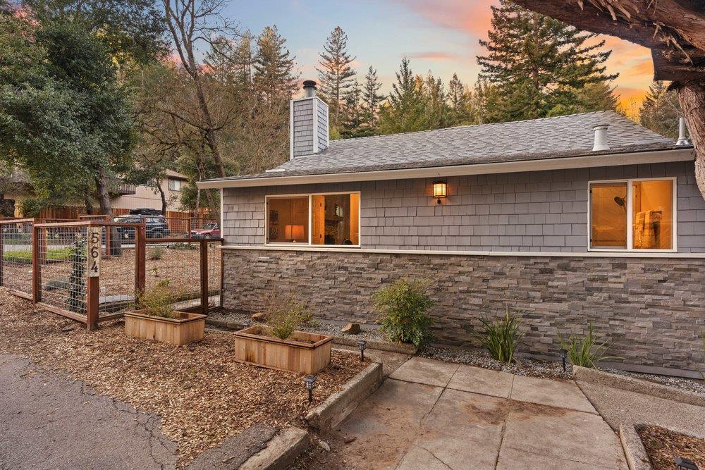 564 Hillcrest DR