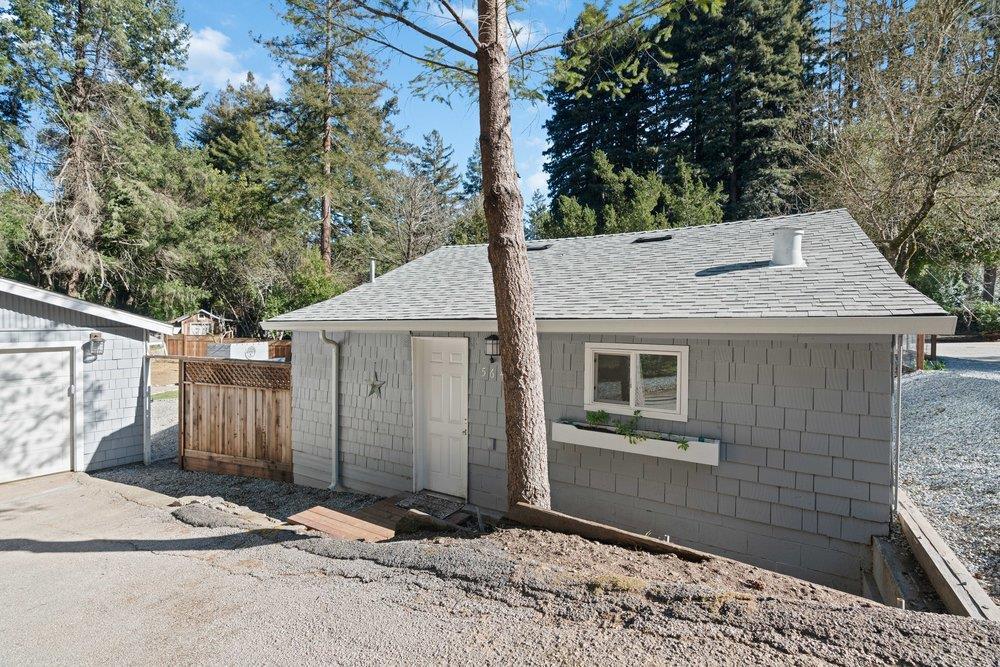 564 Hillcrest DR