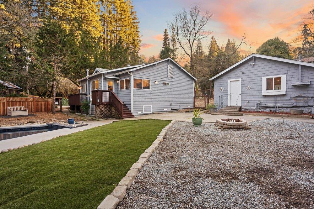 564 Hillcrest DR