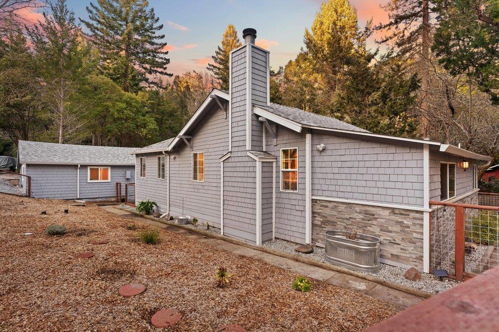 564 Hillcrest DR