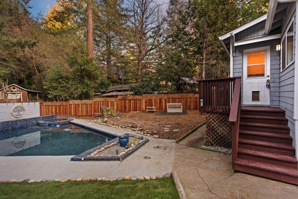 564 Hillcrest DR