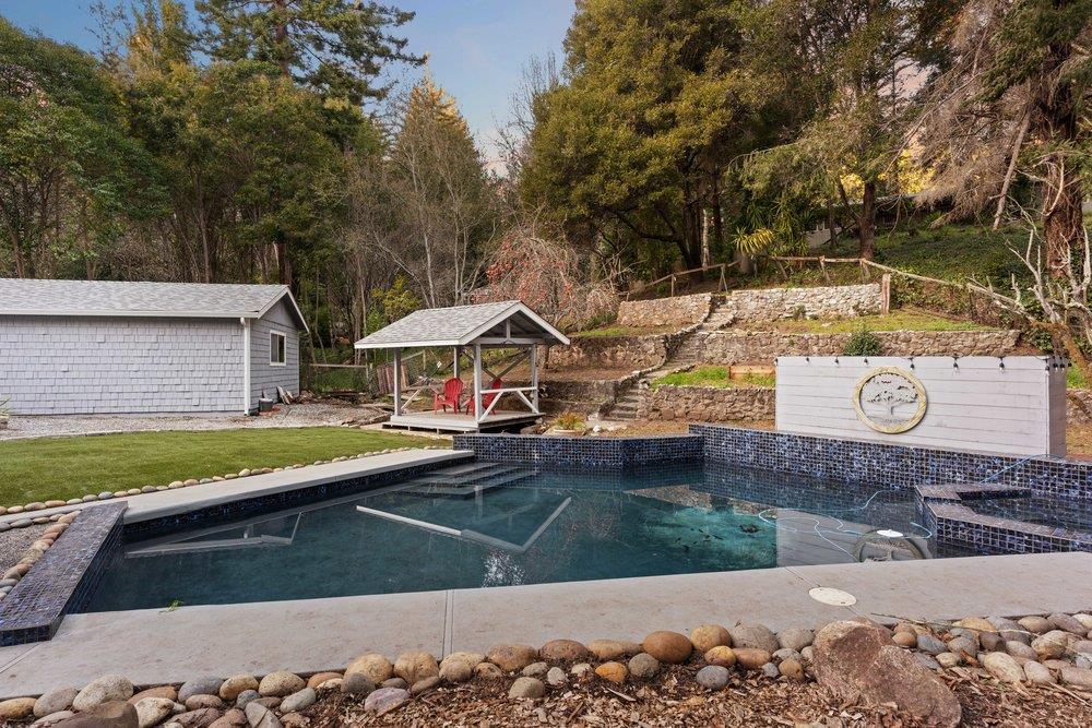 564 Hillcrest DR