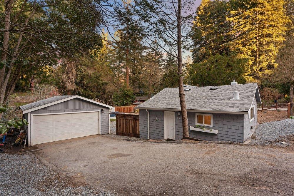 564 Hillcrest DR
