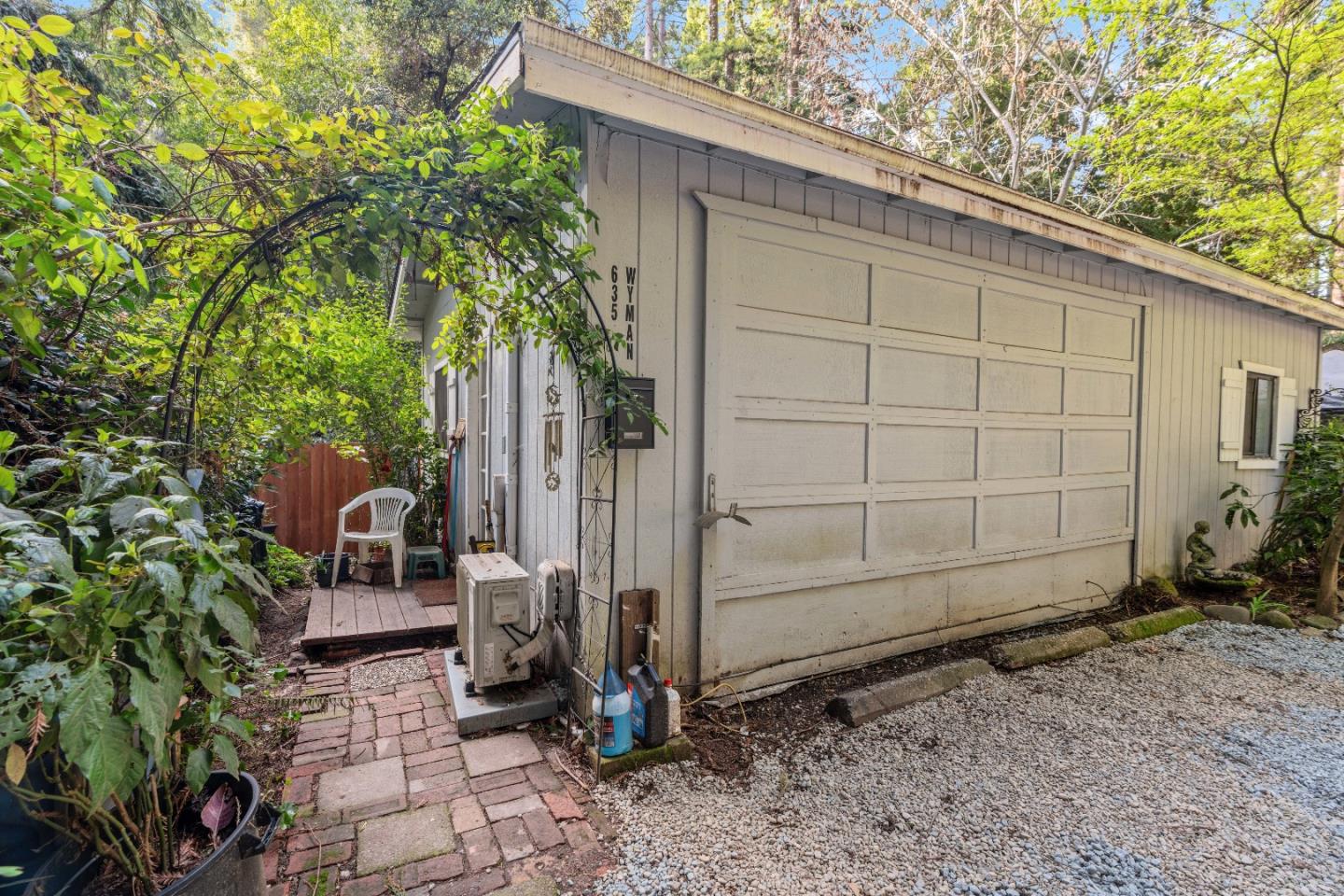 635 Primavera RD