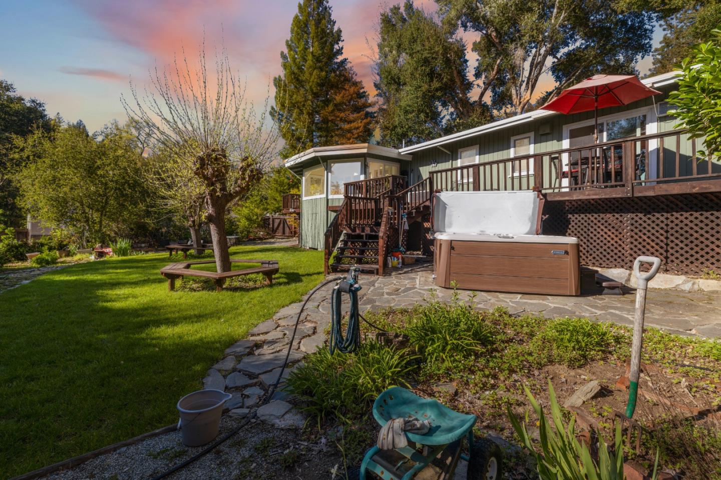 2 Ridgewood DR