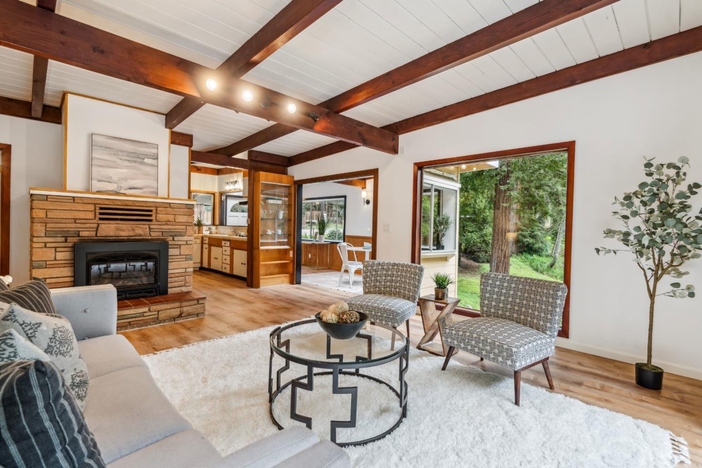 105 Glen Lomond LN