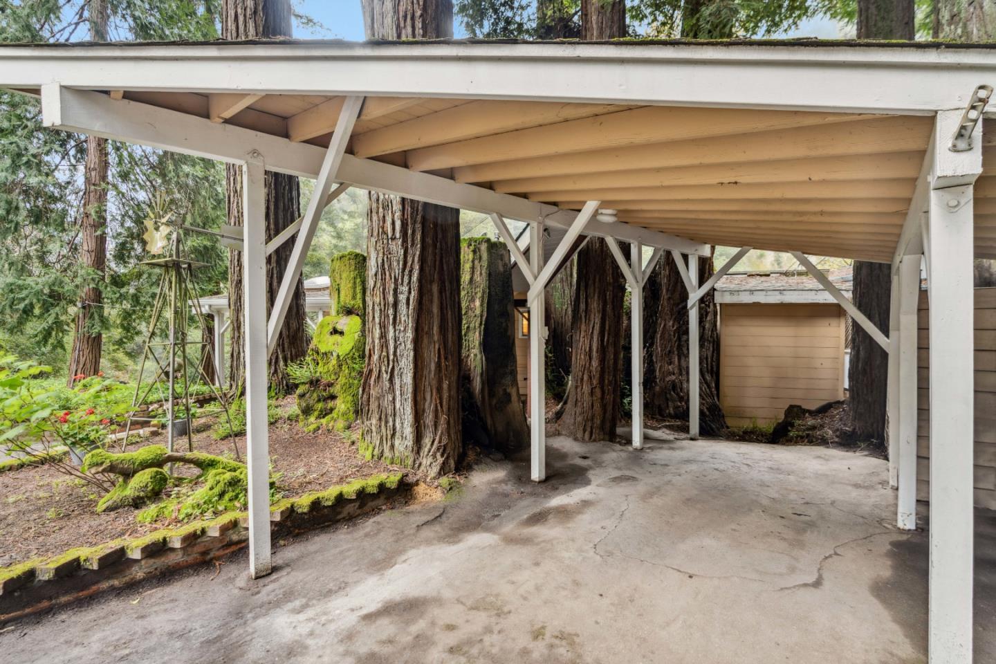 105 Glen Lomond LN