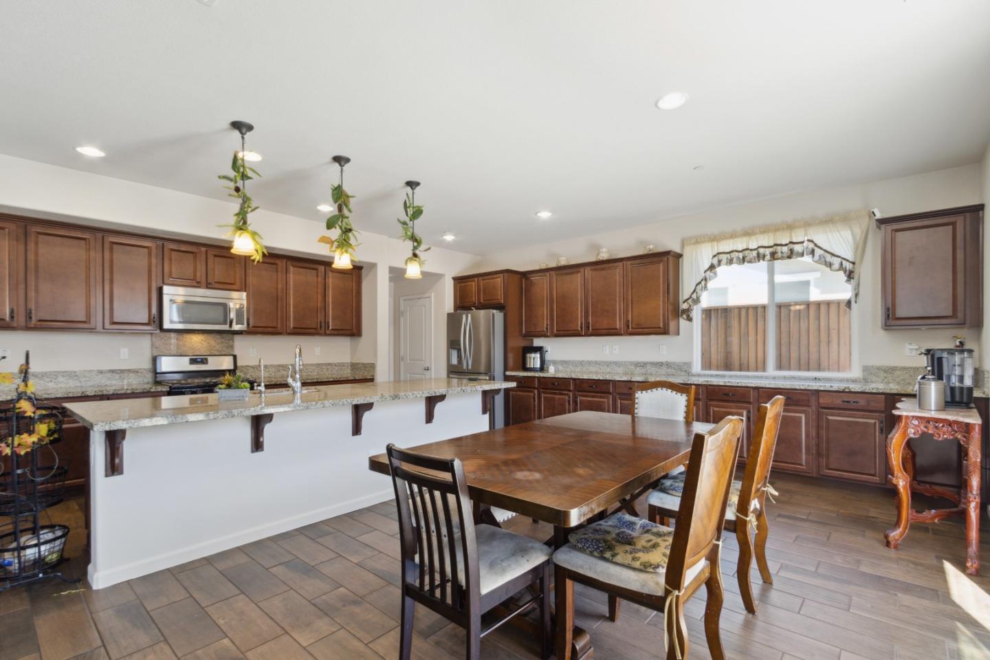 642 Ventura DR