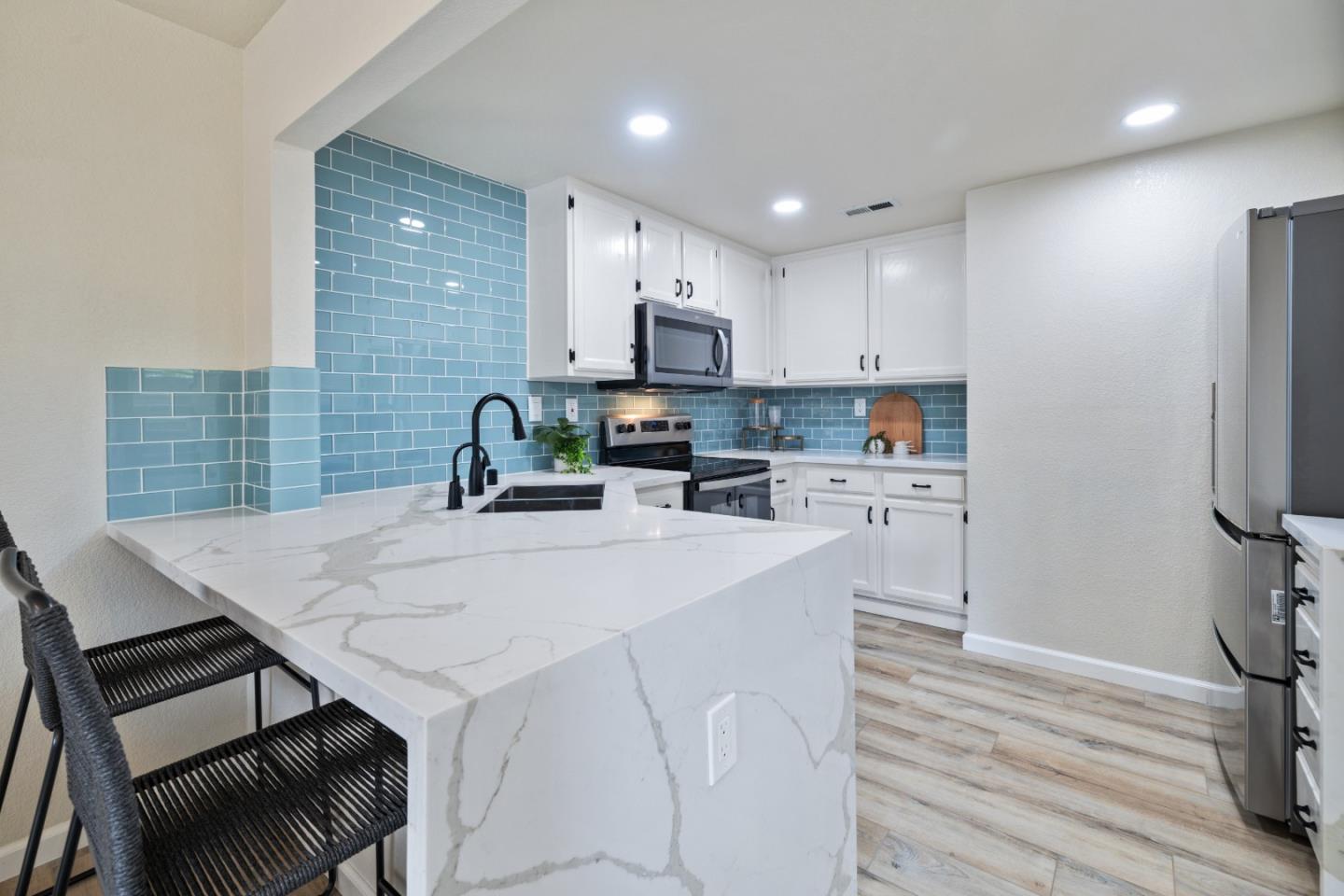 72 Bright View LN