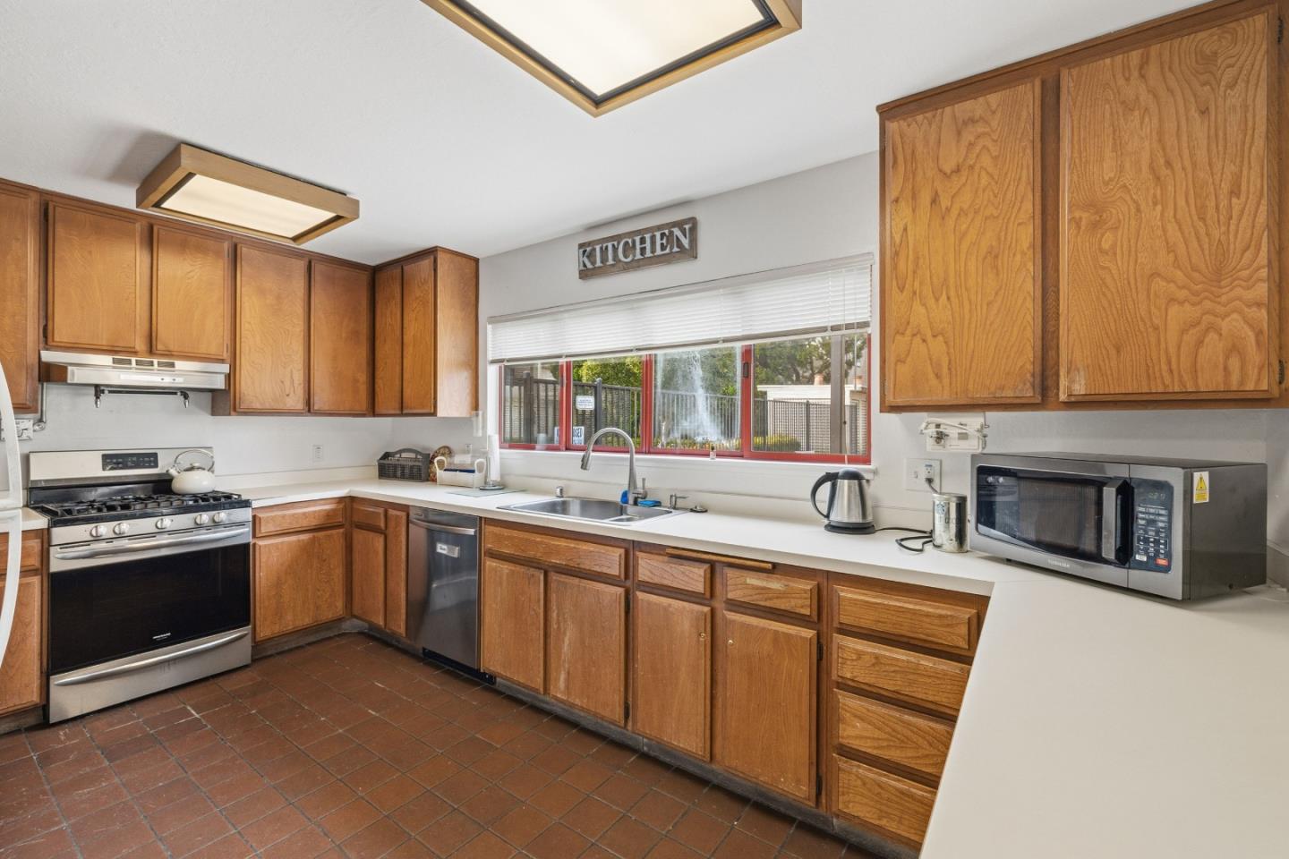 453 Alberto Way D155