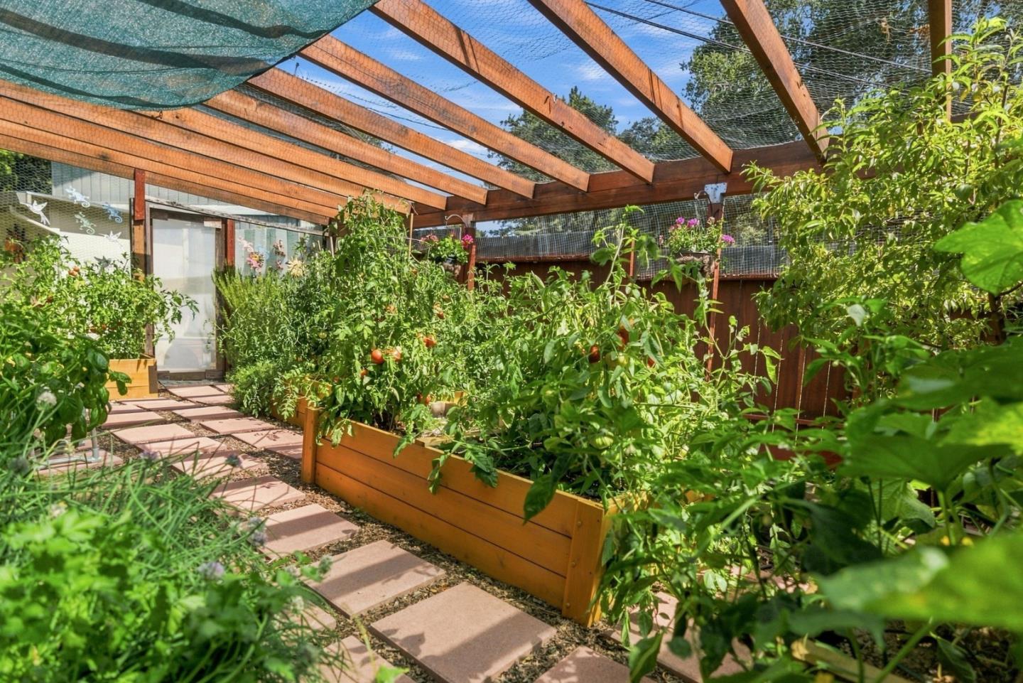 8580 Hihn RD