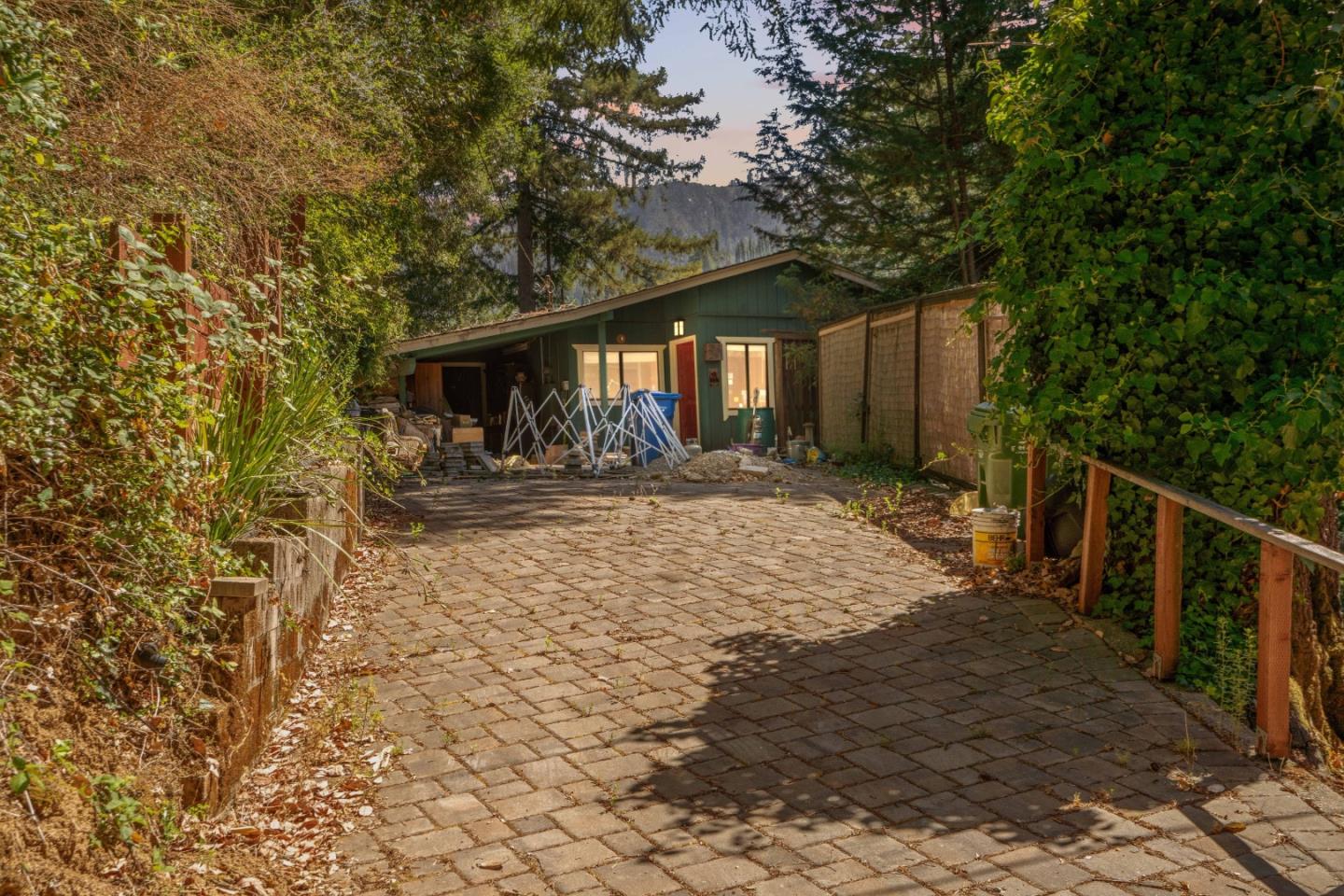 380 Ridge DR