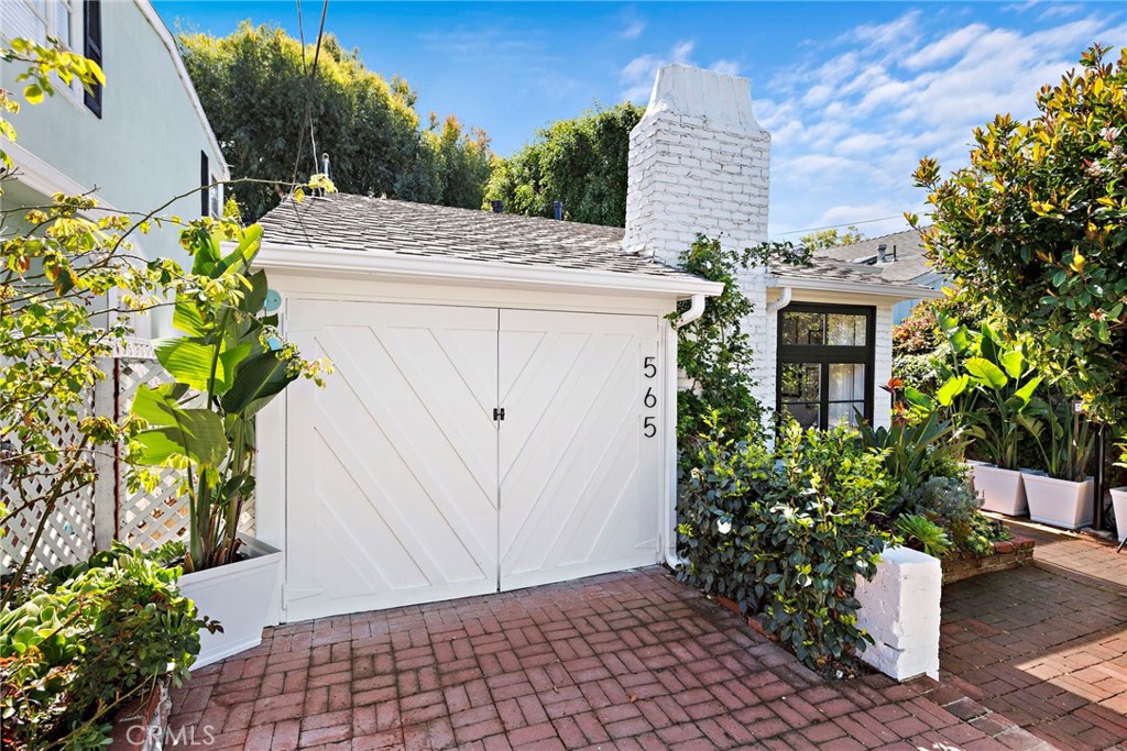 565 Lombardy Lane