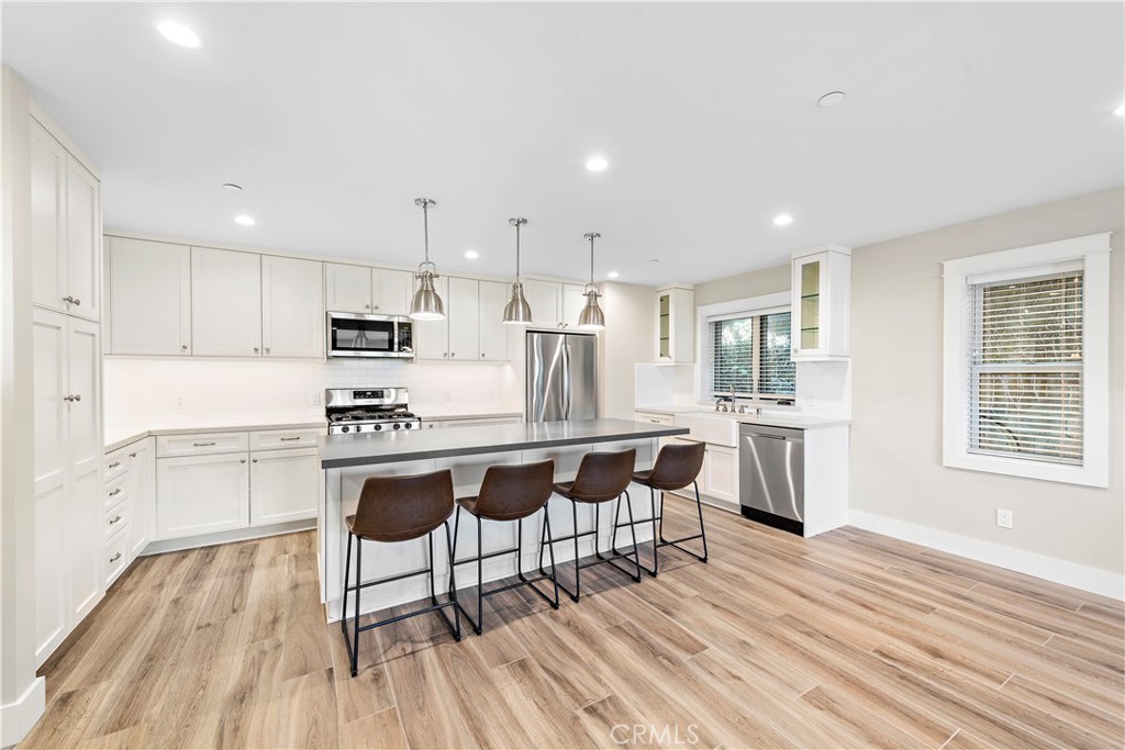 826 Cliff Drive Lower