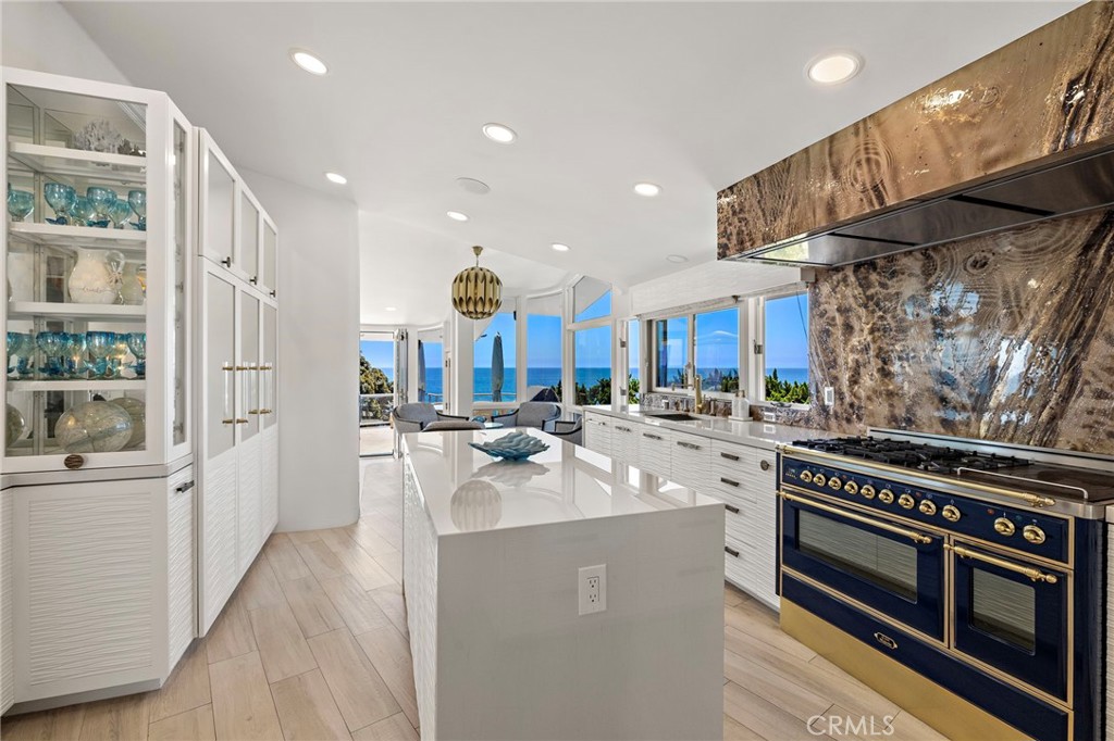594 Cliff Drive