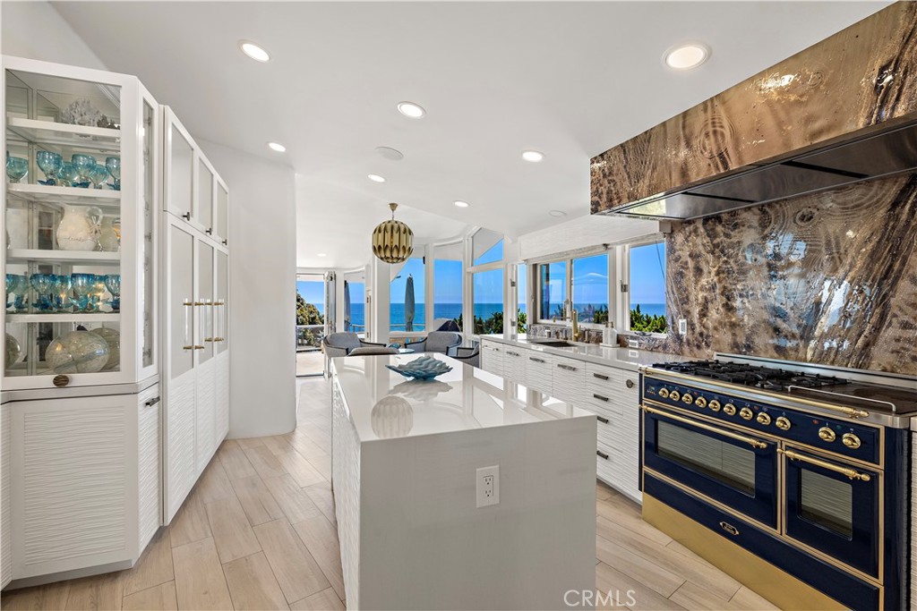 594 Cliff Drive