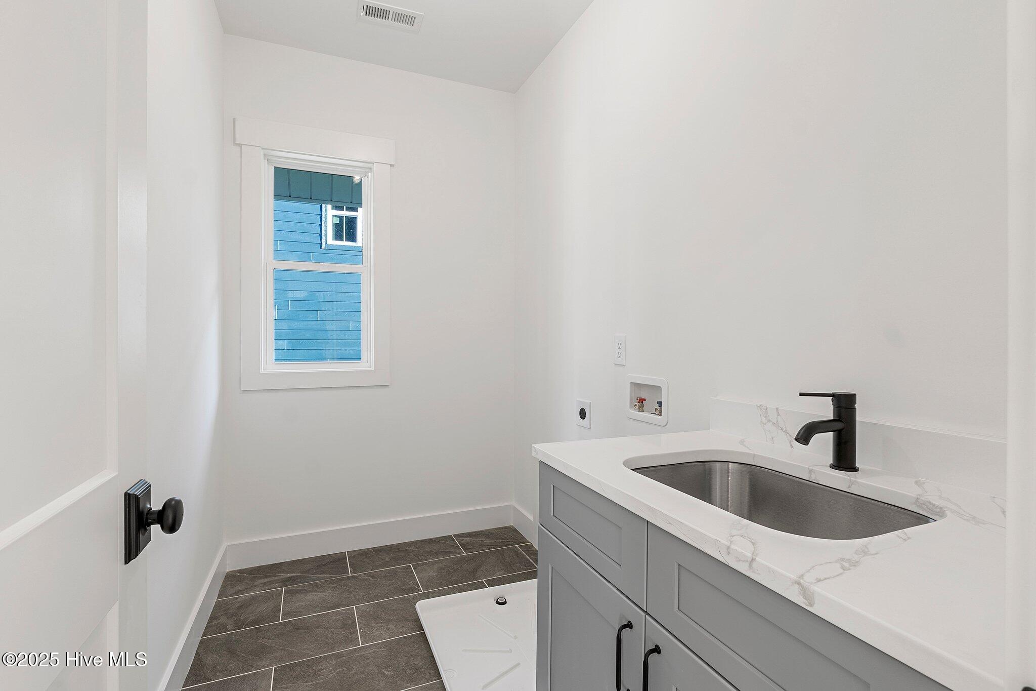 440 W Illinois Avenue