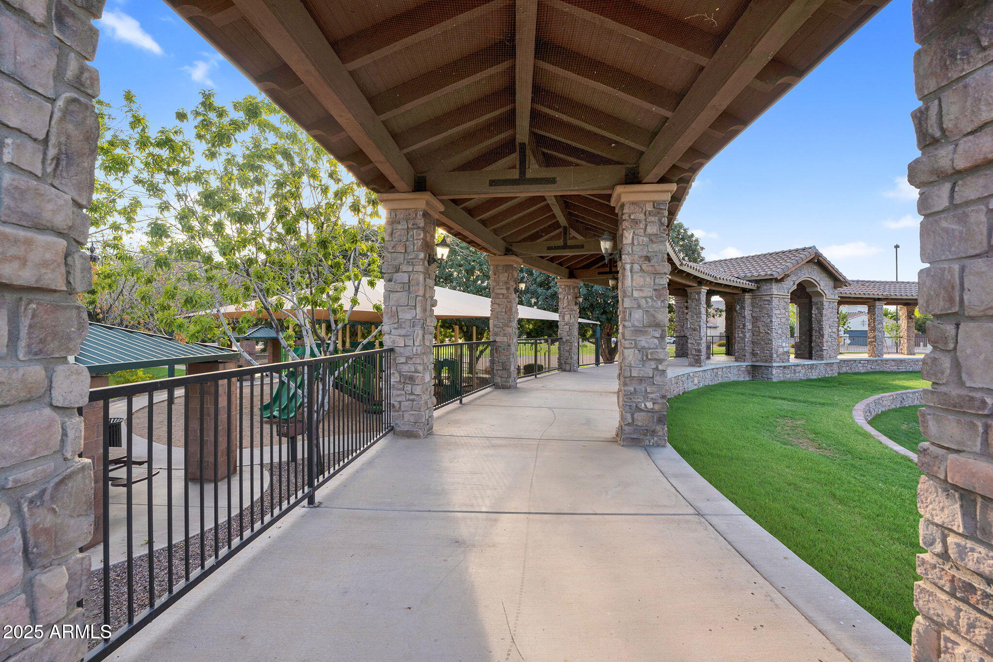 3087 E MAPLEWOOD Court