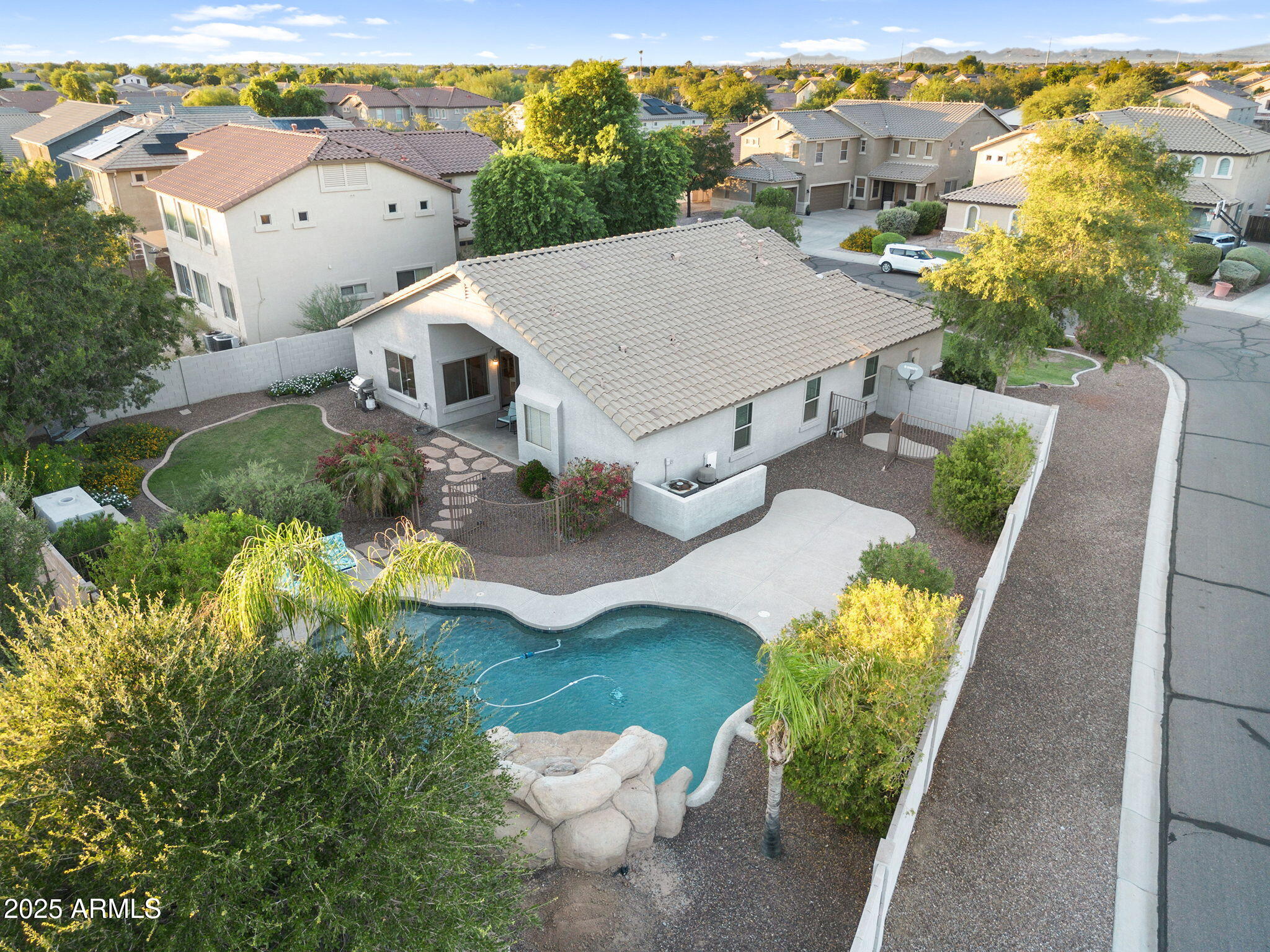 695 W HOLSTEIN Trail