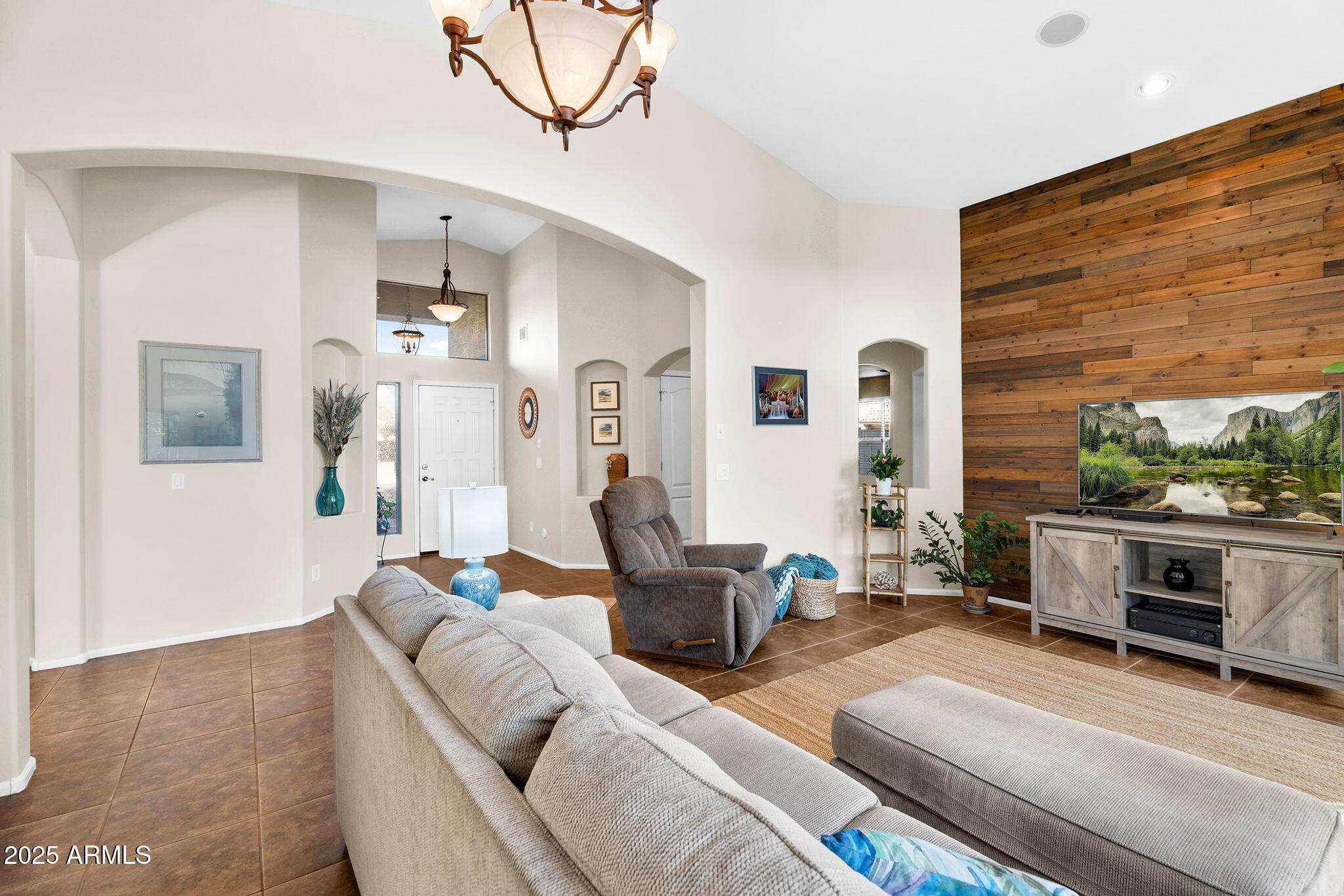 695 W HOLSTEIN Trail
