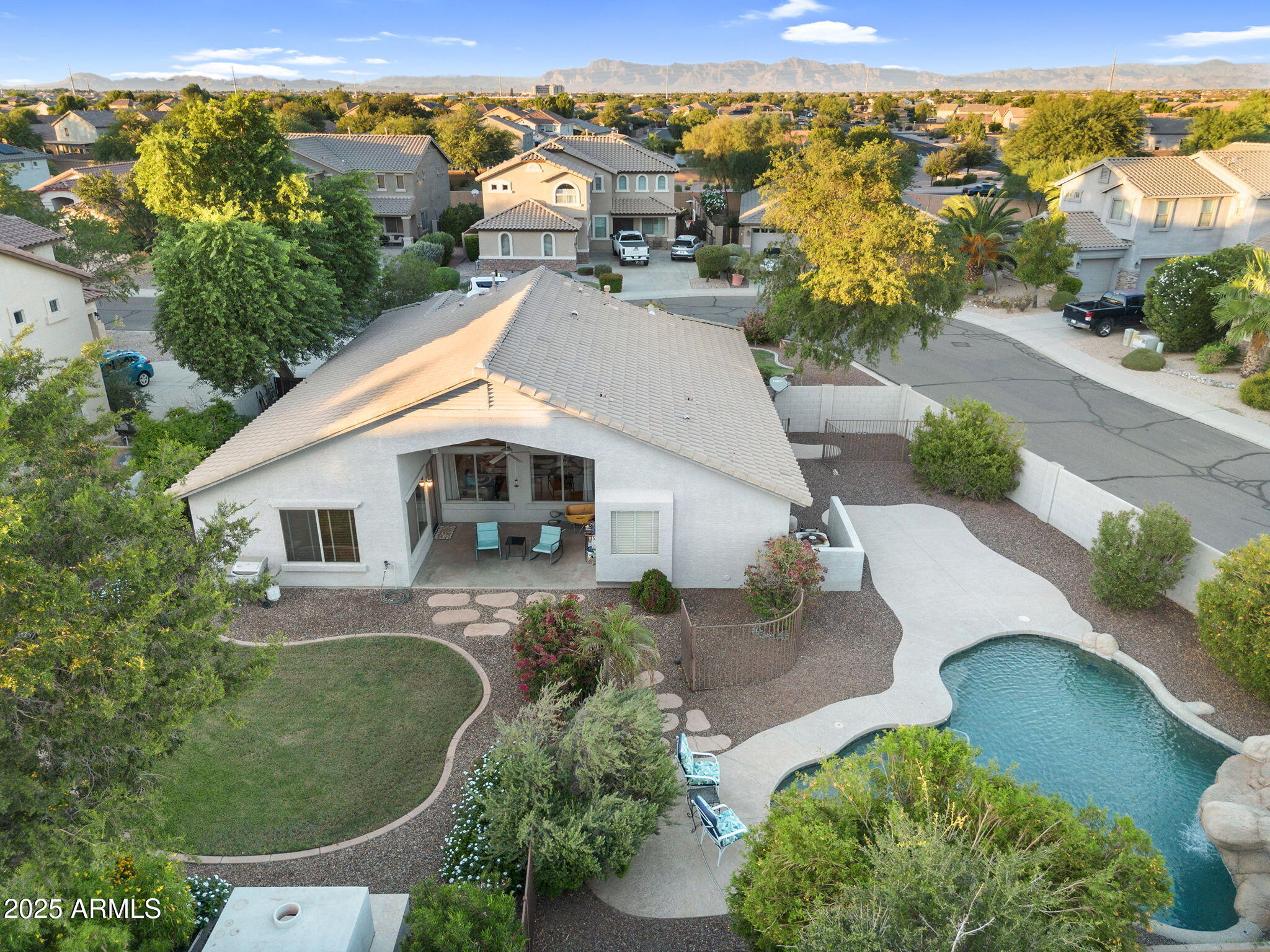 695 W HOLSTEIN Trail