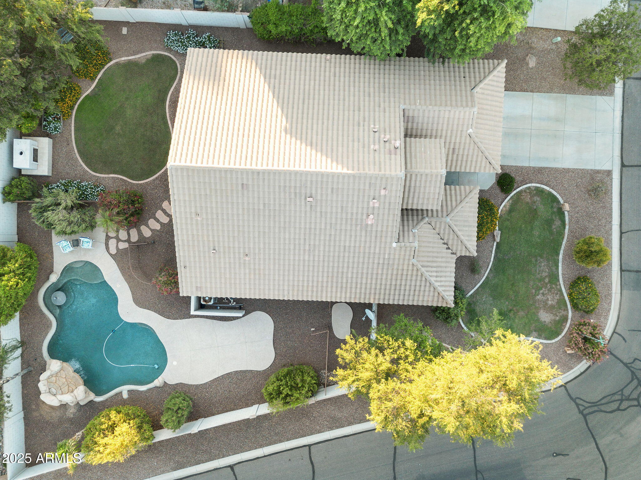695 W HOLSTEIN Trail