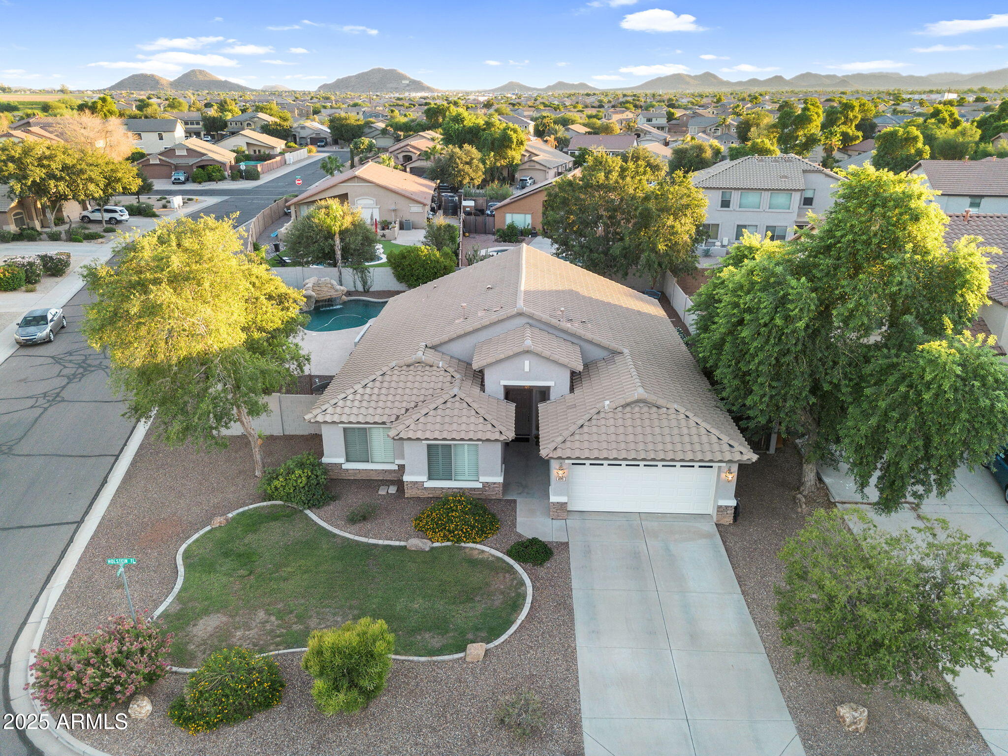 695 W HOLSTEIN Trail