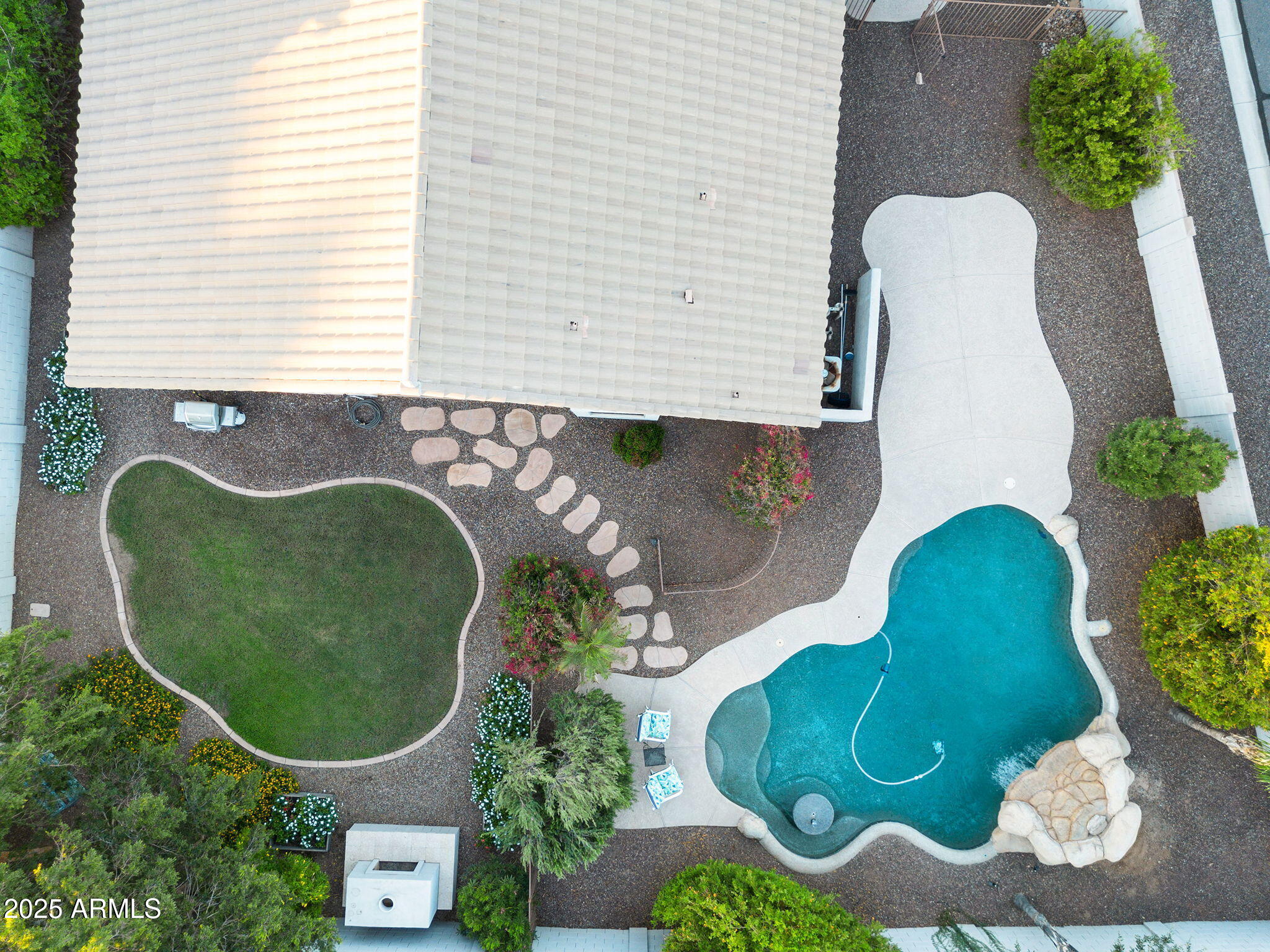 695 W HOLSTEIN Trail