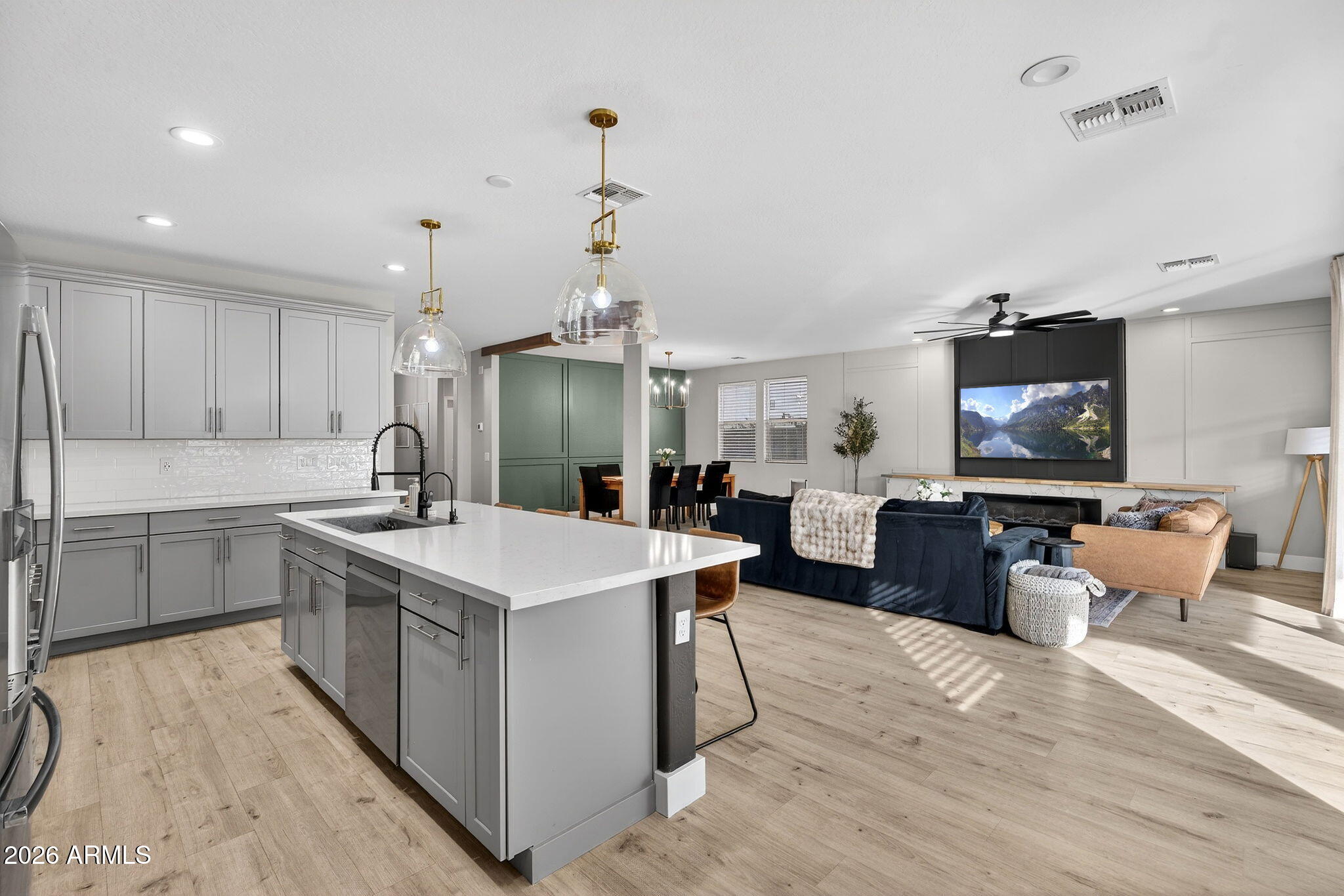 1663 W GORDON Street