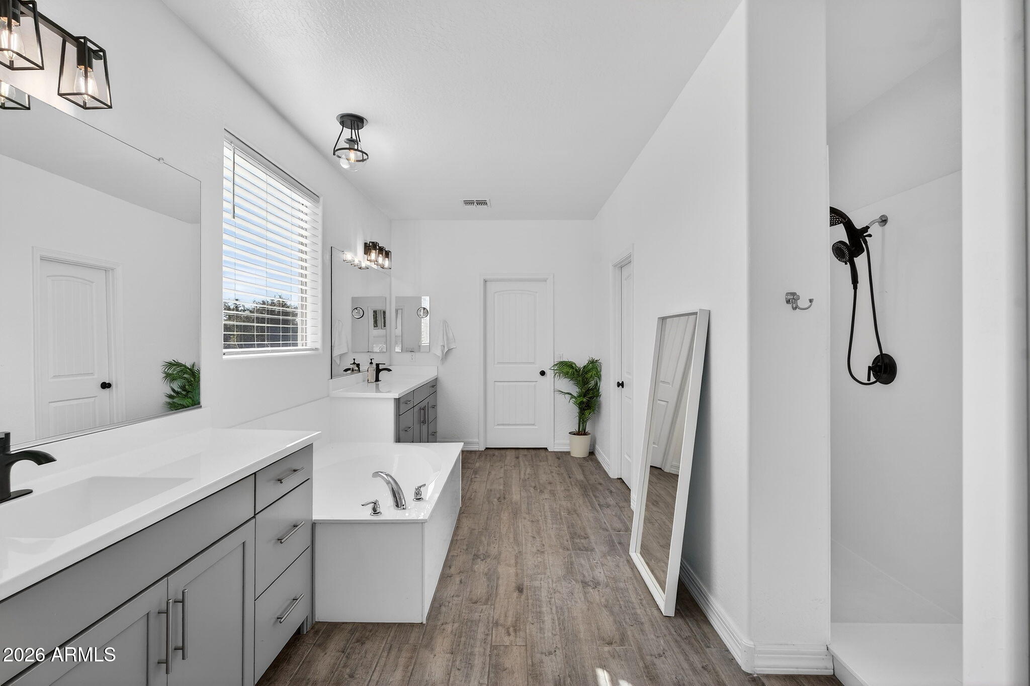 1663 W GORDON Street