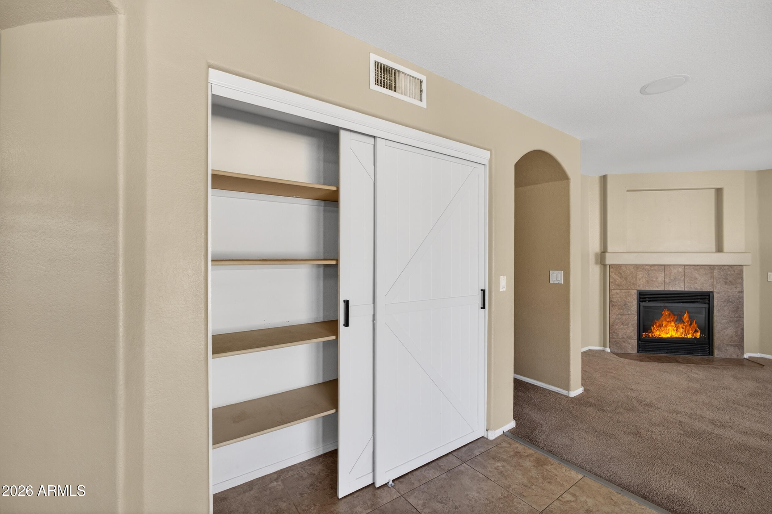 812 E LOVEGRASS Drive