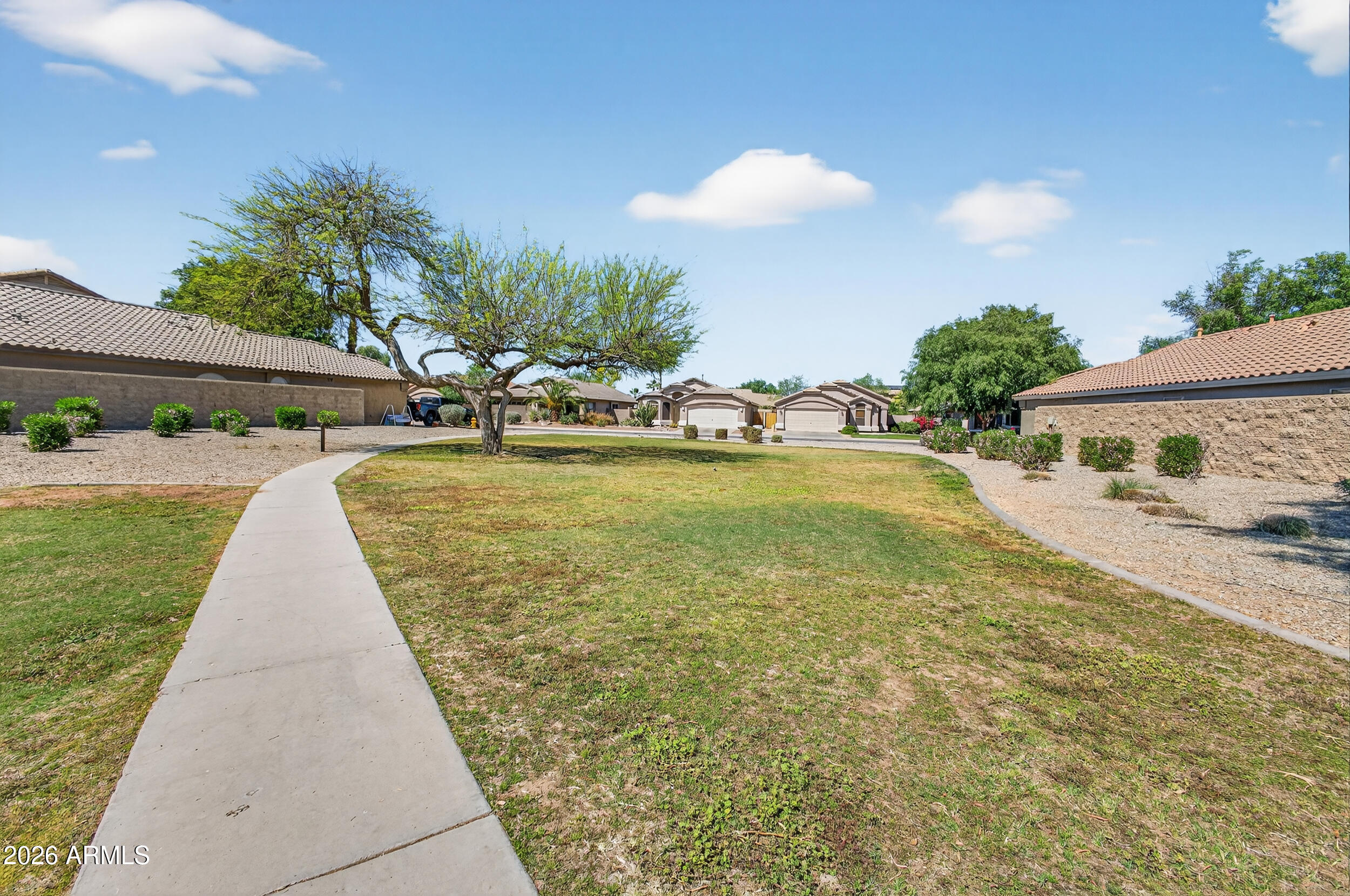 812 E LOVEGRASS Drive