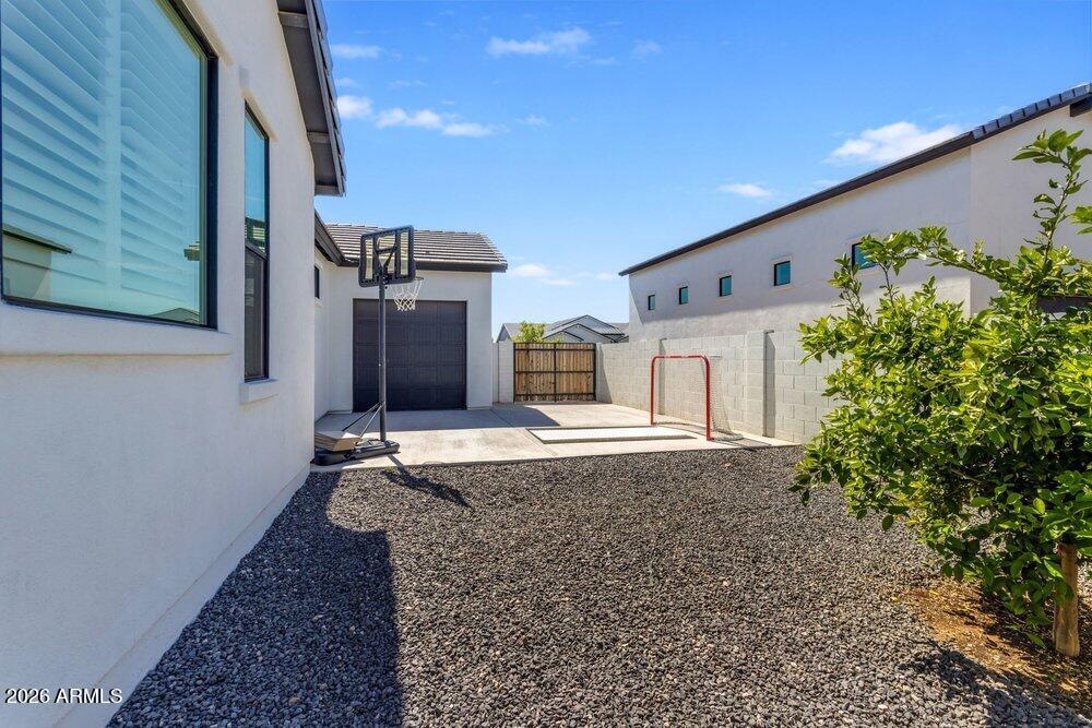 1162 E LA FORTUNA Court