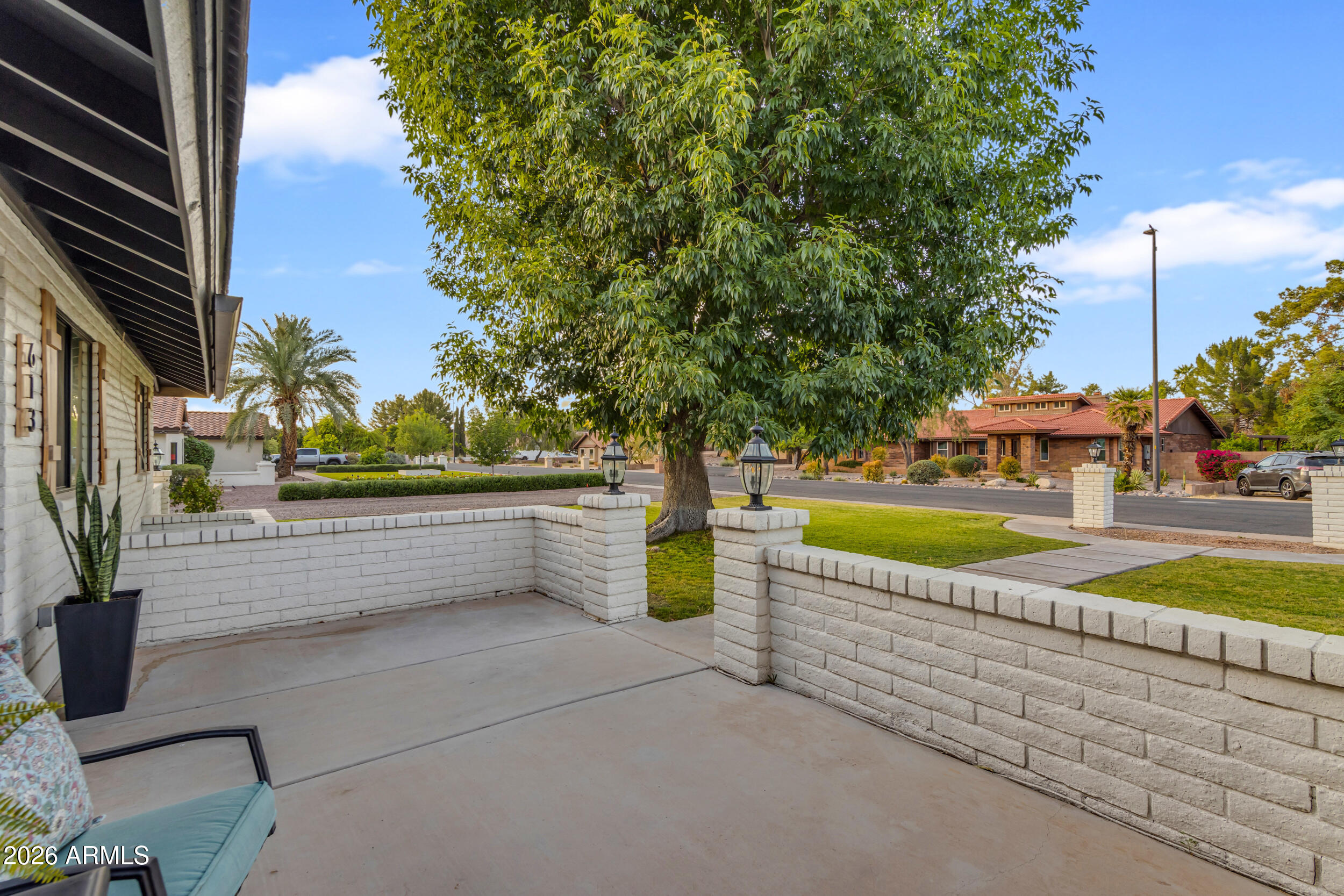 613 E MESQUITE Avenue