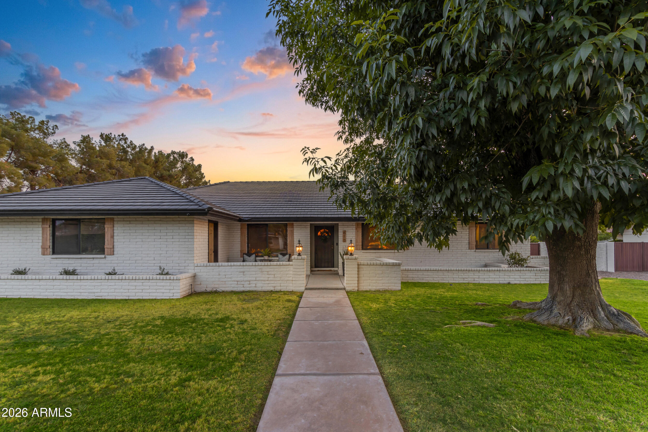 613 E MESQUITE Avenue