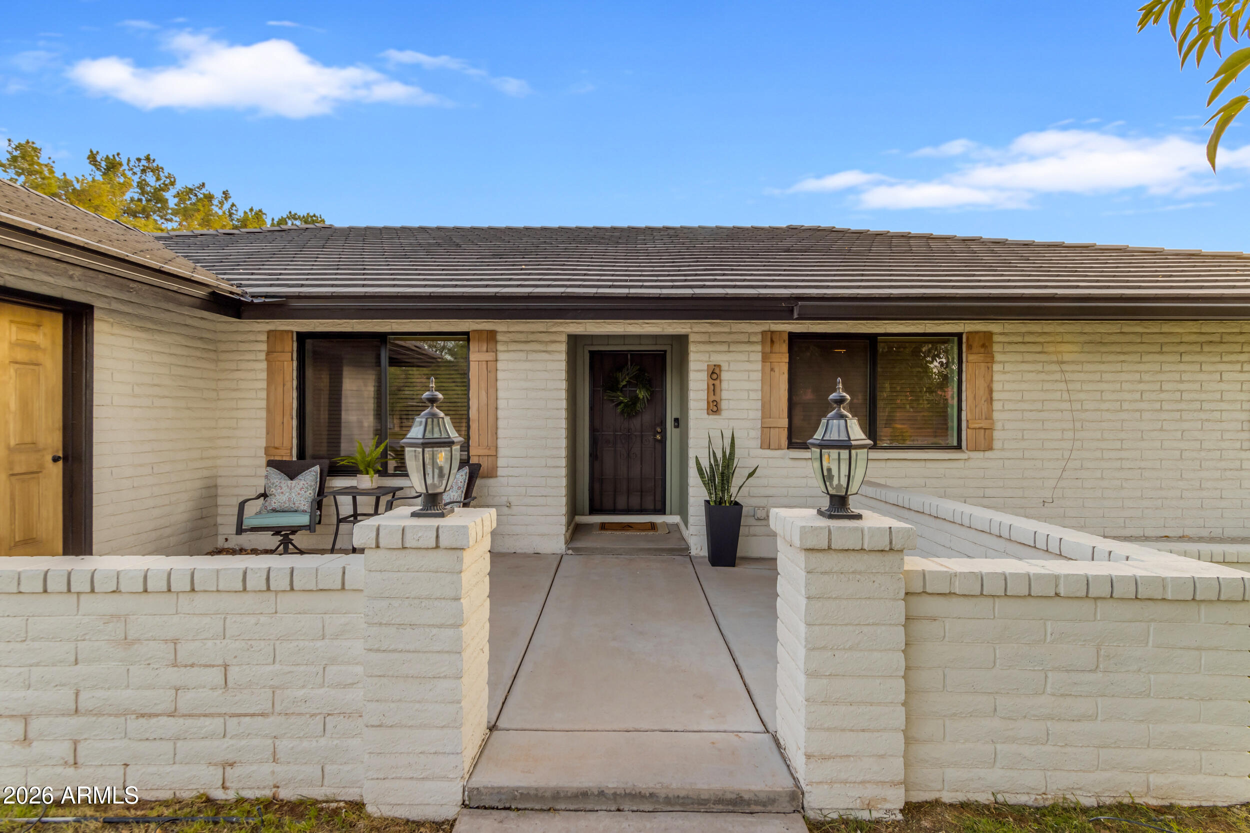 613 E MESQUITE Avenue